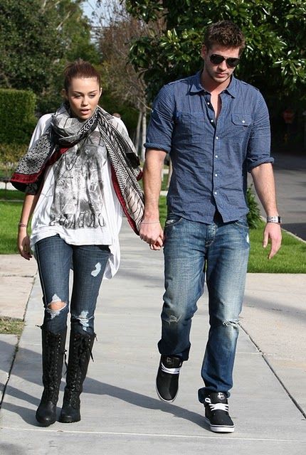 miley_cyrus_and_liam_hemsworth_serious_relationship_holding_hands11.jpg